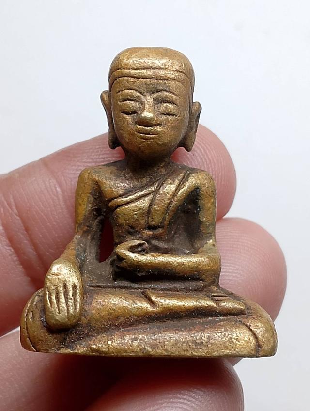 พะระเก่าเนื้อโลหะใต้ฐานมีดินอยุ่ค่ะ