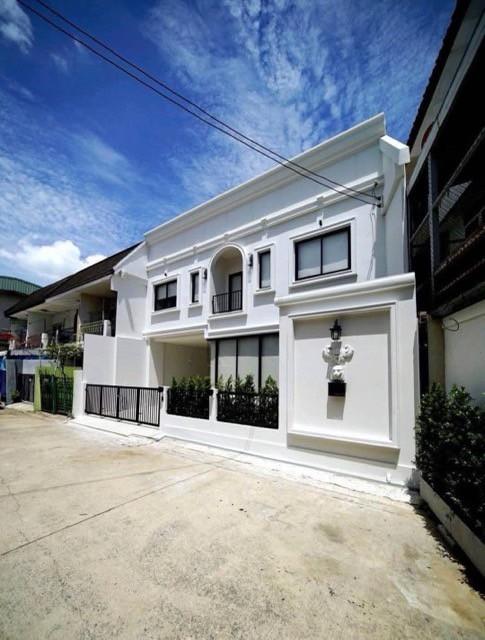 ขายทาวน์เฮ้าส์ 2 ชั้น สไตล์ Modern classic เนื้อที่ 34 ตร.วา ถนนสุขุมวิท71 ซอยปรีดีพนมยงค์42 ย่านปรีดี เอกมัย ทองหล่อ   10