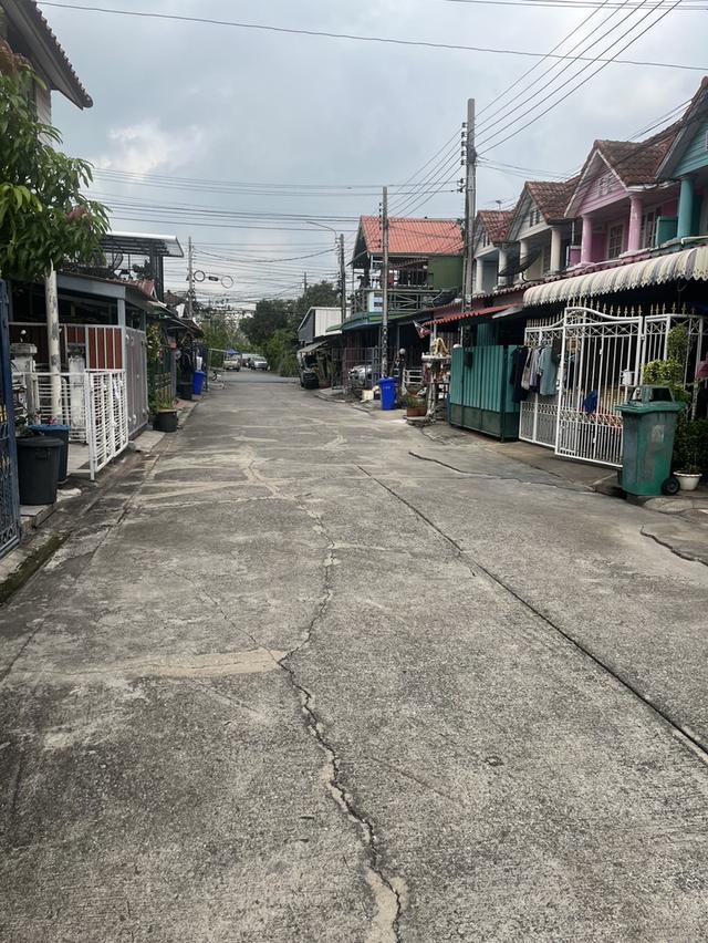 ขายบ้านทาวน์เฮ้าส์ 18 ตารางวา 2 ห้องนอน 2 ห้องน้ำ (ขายตามสภาพ) อยู่ในหมู่บ้านบัวทอง4 ต้นโครงการ ใกล้วินรถตู้ สนใจติดต่อ คุณวัน 081-2079640 3