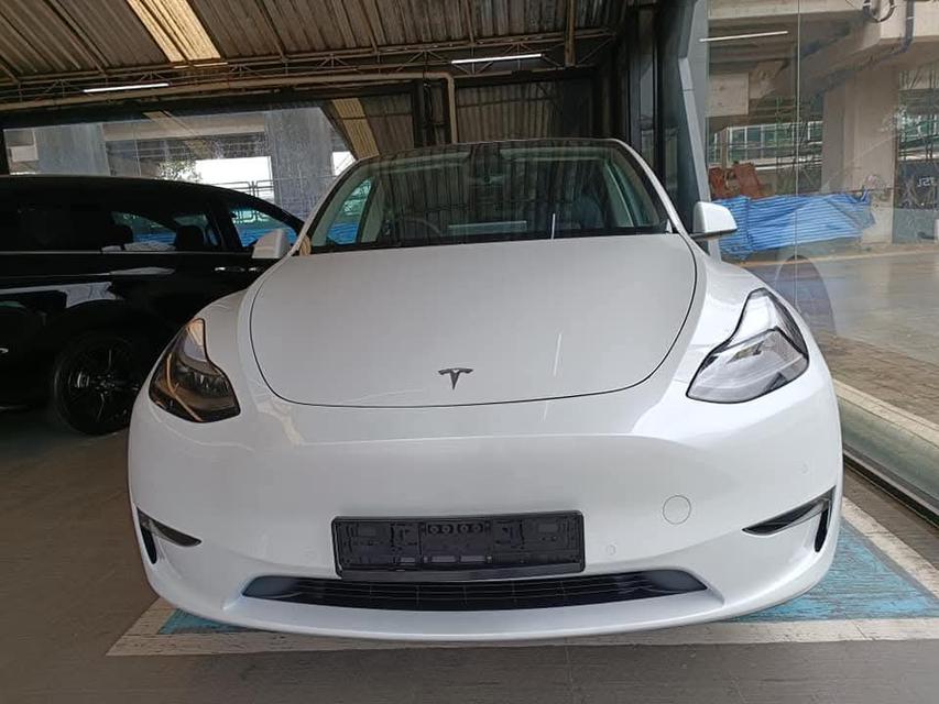 Tesla Model Y สีขาว 2