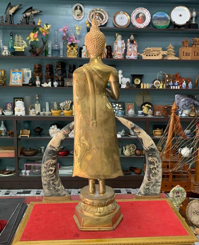 พระพุทธรูป องค์ใหญ่ เนื้อทองเหลือง 9