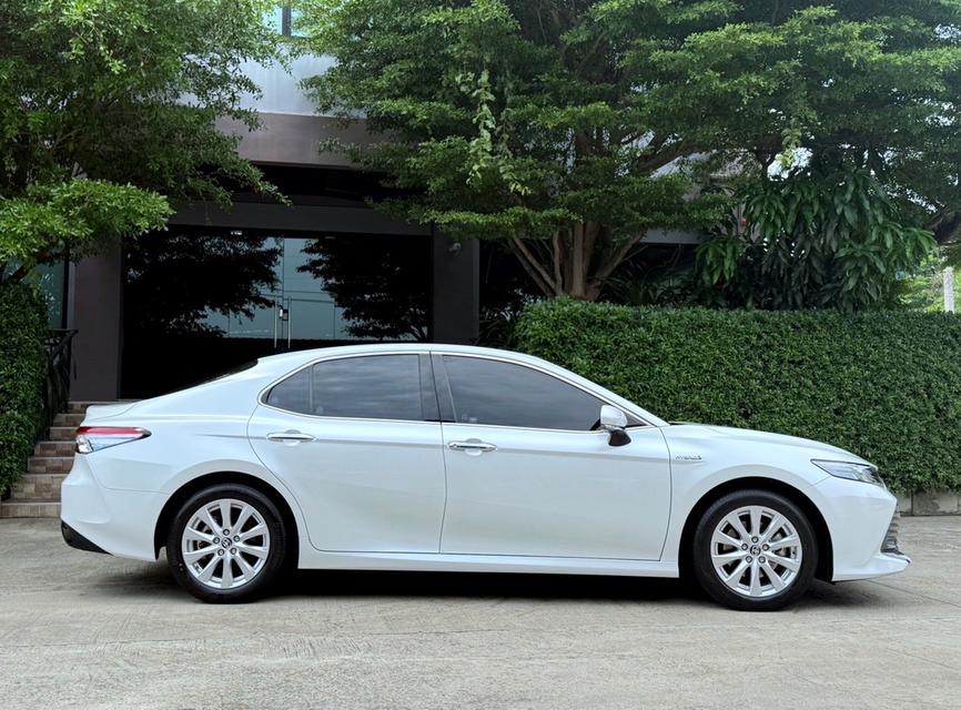 2021 TOYOTA CAMRY HV PREMIUM รถมือเดียว 70,000 กม สภาพป้ายแดง เข้าศูนย์ทุกระยะ รถไม่เคยมีอุบัติเหตุครับ