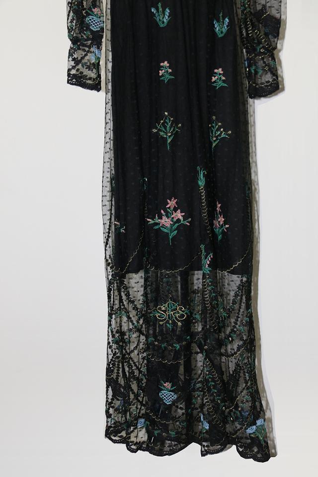 ชุดเดรสตาข่ายปักลายดอกไม้สไตล์ ราชนิกุล"Royal Garden Embroidered Tulle Gown"_@SP002 6