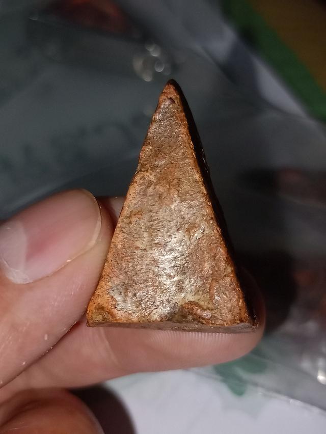 นางพญาเข่าโค้งเรื้อดินเก่าไม่ทราบยุค