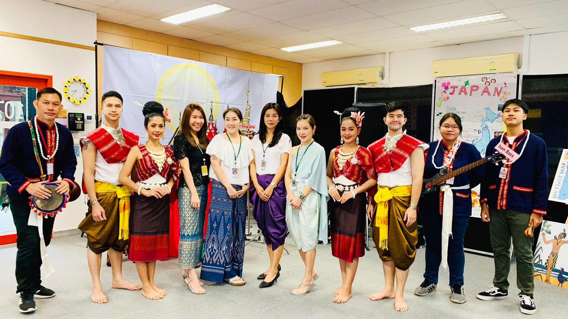 สาธิตเครื่องดนตรีพื้นบ้าน พิณ แคน โปงลาง ไหซอง ออกบูธจัดกิจกรรมให้นักเรียนได้เรียนรู้ศิลปวัฒนธรรมไทย 2