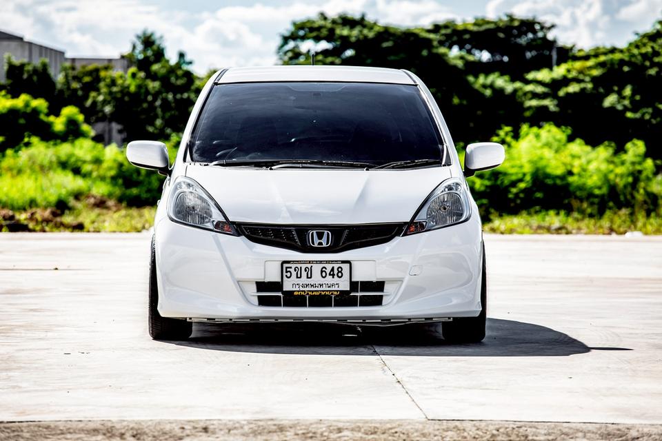 Honda Jazz 1.5 V ปี 2013 AT สีขาว สวยสภาพดี 2