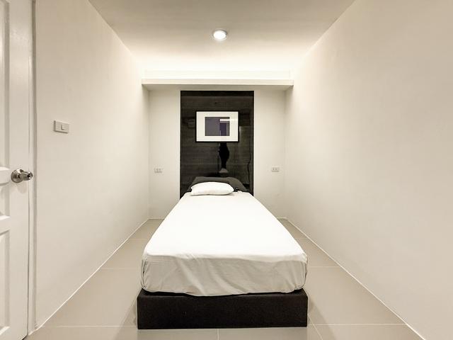 Spacious 4-Bedroom plus 2 Multipurpose Room Apartment with Panoramic City Views and Modern Renovation at Waterford Diamo 5