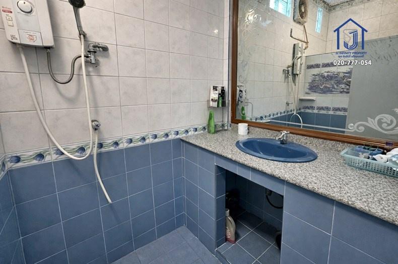 ขายทาวน์โฮม 2 ชั้น หมู่บ้านอยู่เจริญ หลังมุม ซอยอินทามระ 41 ใกล้MRT สุทธิสาร 13