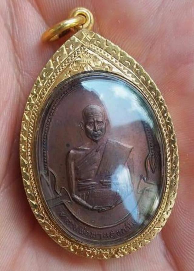 หลวงพ่อพานเลี่ยมทอง
