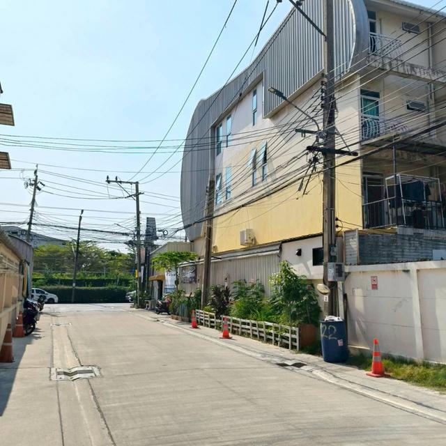ขายตึกแถว 3 ชั้น พร้อมชั้นลอยเก็บของอีก 1 ชั้น 43.2 ตร.ว. ซอย สุภาพงษ์ 1 แยก 6 3