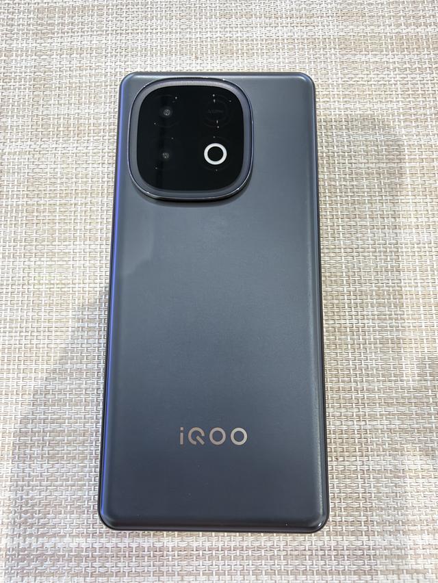 IQOO Neo 10 5G แรม 16 + 16 ความจำ 512 มีที่ชาร์จเร็ว 120 วัตต์