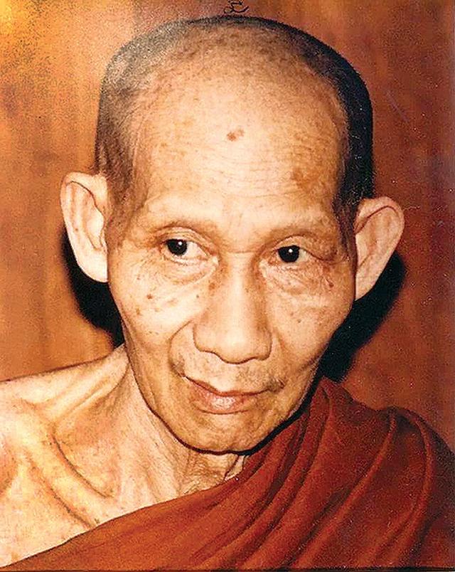 #พระผงภาวนา หลังพญาครุฑ ปี 2532 หลวงพ่อเกษม เขมโก ติดจีวรในพิมพ์ เนื้อเข้มขลัง มาพร้อมเลี่ยม น่าบูชาสะสมยิ่ง #แท้ทันหลวงพ่อเกษมปลุกเสกครับ 3