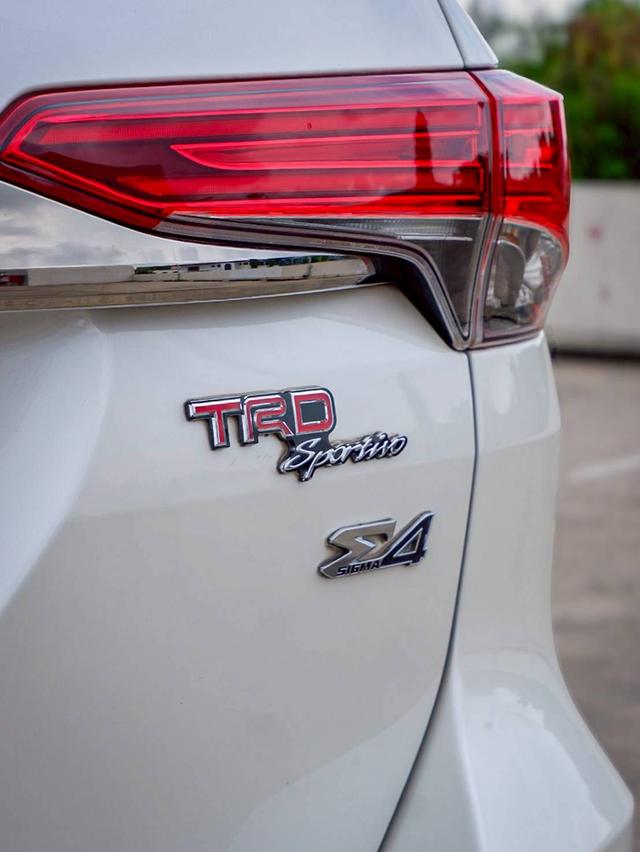 Toyota Fortuner 2.8 TRD เกียร์ออโต้ 4WD สีขาวมุก ปี 2017 8