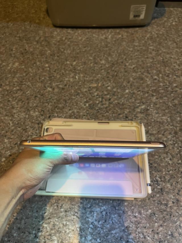 ขายiPadGen8สีRose Gold128กิ๊กสูนTrueไร้รอยตกใช้งานดีทุกๆฟังชั่นถูกมากกก 3
