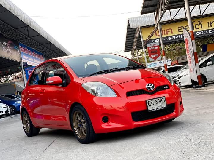 Toyota Yaris สีแดงสดสวยๆ 6