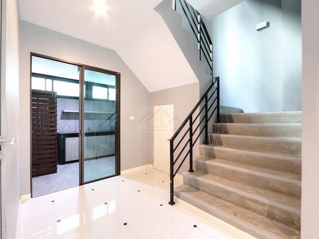 ขาย โฮมออฟฟิศ สไตล์โมเดิร์น 4 ชั้น DISTRICT ดิสทริค เอกมัย-รามอินทรา ซอยรามอินทรา 40