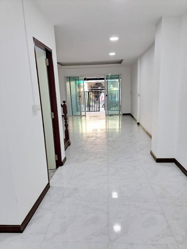 ขายทาวน์เฮ้าส์ 2 ชั้น รีโนเวทใหม่ 18 ตร.ว. หมู่บ้านเสนาวิลล่า 84 (แฮปปี้แลนด์) เขตบางกะปิ ใกล้รถไฟฟ้าสายสีเหลืองสถานีบางกะปิ  00075 3