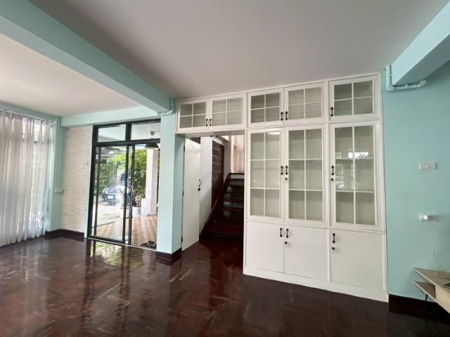 ใหเช่าบ้านเดี่ยว2ชั้น136ตรว300ตร.ม4นอน3น้ำจอดรถ5-6คันใกล้แยกรัชดา-ลาดพร้าวและMRTลาดพร้าวเช่า65,000บาท/เดือนถ.ลาดพร้าว 2