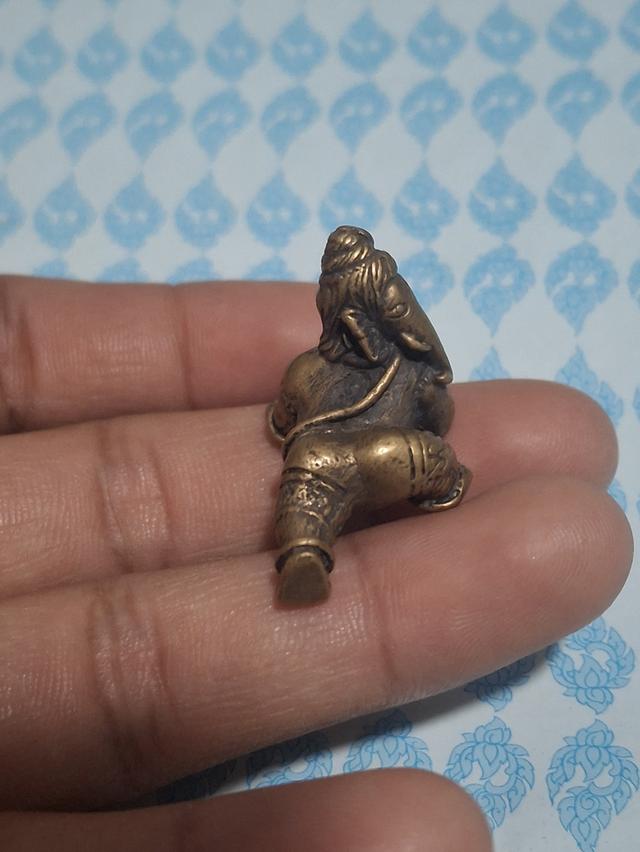 พระพิฆเนศปางเด็ก หรือปางไอศวรญะ คณปติ เป็นปางที่เน้นด้านเมตตา ความสุข ความสดใส และการเจริญเติบโต ปางนี้เหมาะสำหรับผู้ที่ต้องการเสริมเสน่ห์เมตตา การค้า