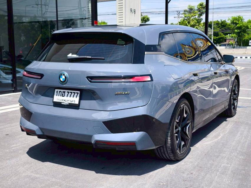 รหัสรถ KPV7777 2023 BMW iX xDrive50  M Sport สีเทา Storm Bay 13