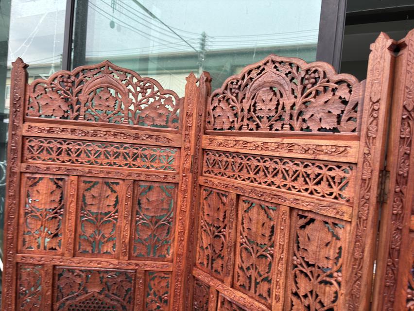 ฉากกั้นห้องไม้แกะสลัก (Wooden Room Divider) แบบ 4 พับ ซึ่งมักเป็นงานหัตถกรรมที่มีลวดลายละเอียดประณีตและได้รับความนิยมในการตกแต่งบ้านสไตล์วินเทจ รูปที่ 4