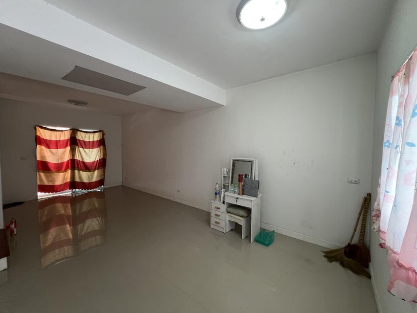 บ้านทาวน์เฮ้าส์ 2 ชั้น 3 ห้องนอน 2 ห้องน้ำ 2 จอด 15