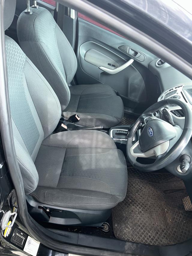 ขาย Ford Fiesta 2013 แอร์ดี ไม่มีอุบัติเหตุ ไฟเครื่องมีโชว์สดุด เกียร์ไม่เปลี่ยนทะเบียน พรบ.ต่อแล้วจอดตามภาพให้ได้ราคาก็เสนอมาที่เบอร์ 089-9942100ครับ