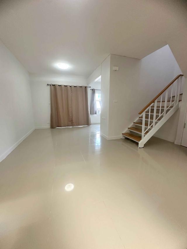 ให้เช่าทาวเฮ้าส์ 2 ชั้น หมู่บ้านยูนิโอทาวน์ ลำลูกกาคลอง4 ใกล้โรงเรียนแย้มสะอาด พื้นที่ 20 ตร.วา 3นอน 2น้ำ 1ครัว จอดรถ1คัน แอร์2ตัว ราคาเช่า 11,000 บ./ 3