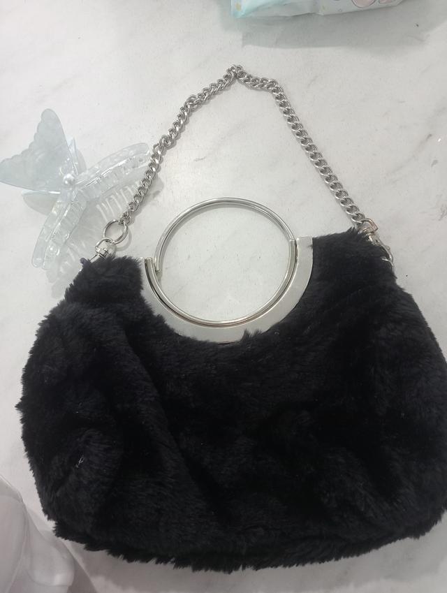 กระเป๋าลูกคุณหนู ขนปุกปุยสีดำ