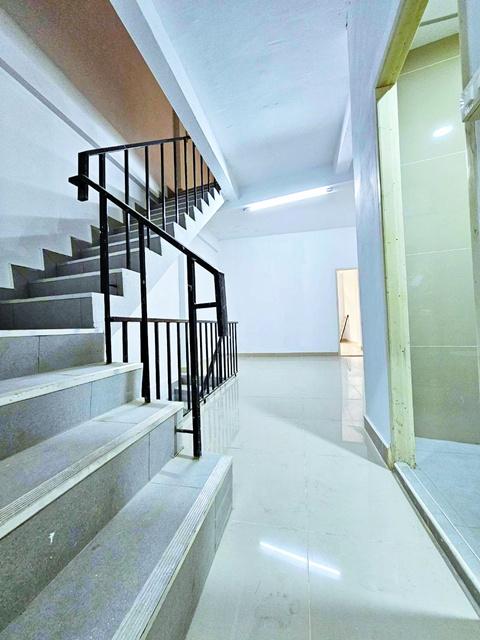 BTSสะพานตากสิน 1.8 กม. จันทร์ 39-43 อาคารพาณิชย์ 6 ชั้น 2 คูหา รร.อัสสัมชัญ 1.4กม. 660 ตร.ม. 6นอน 7น้ำ ถ. เจริญราษฎร์ เซ 5