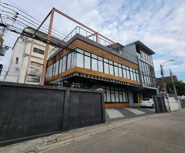 ให้เช่าสำนักงานให้เช่า 3 ชั้น เนื้อที่150 ตร.วา พื้นที่ใช้สอยรวม 700 ตร.ม. ใกล้กระทรวงสาธารณสุข ทำเลติวานนท์ จังหวัดนนทบุรี ที่จอดรถ 6 คัน 1