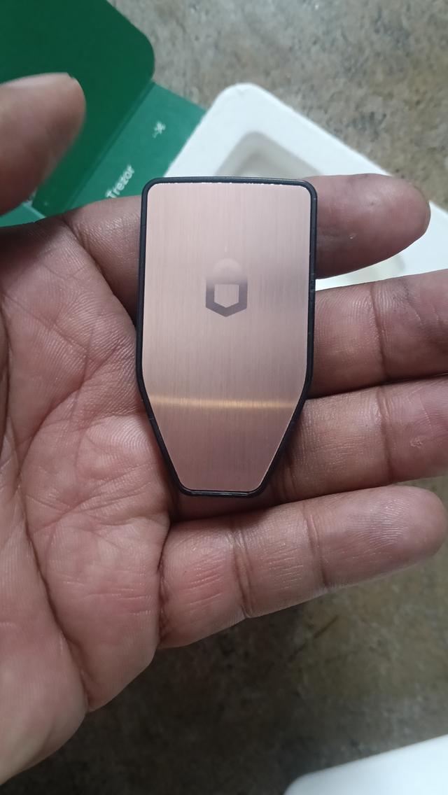 กระเป๋าเก็บเหรียญคลิปโต TREZOR Safe 3 รูปที่ 6