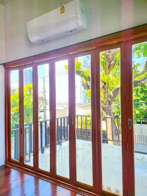 MRT สุทธิสาร 600 ม. บ้านทรงไทย 240 ตร.ม.รับจดบริษัทได้ ให้เช่าบ้านเดี่ยว 2 ชั้น 60 ตร.วา. ทำเป็น Airbnb ร.นานาชาติเดอะรี 5