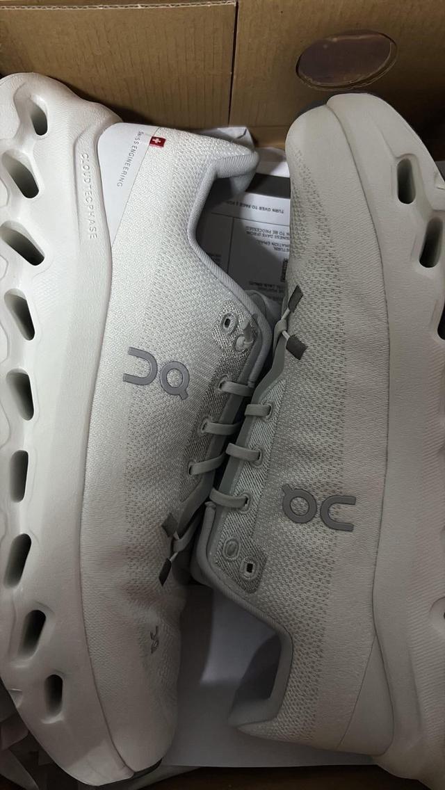 On cloud tilt สีเทาอ่อนขาว 2