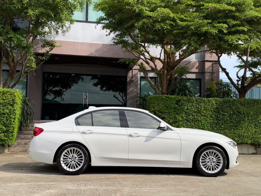 2018 BMW 320D F30 LCI รถมือเดียวป้ายแดง รถออกศูนย์ BMW THAILAND รถวิ่งน้อย เข้าศูนย์ทุกระยะ รถไม่เคยมีอุบัติเหตุครับ รูปที่ 2
