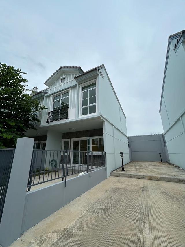 ปล่อยเช่าทาวน์โฮม หมู่บ้าน Villaggio 2 ศรีนครินทร์-บางนา  สไตล์มินิมอล-หลังริม 2