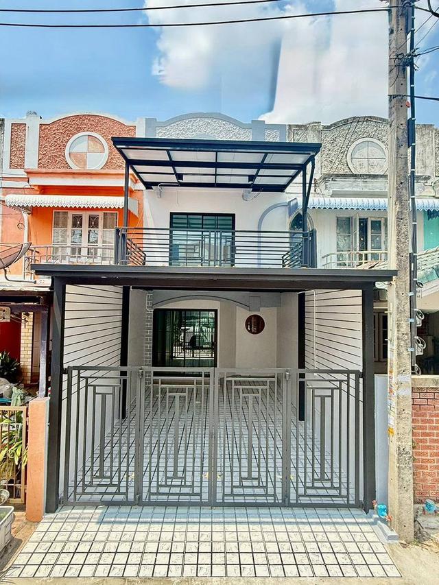 หมู่บ้านสิรารมย์ บ้านกล้วย-ไทรน้อย บางบัวทอง ทาวน์เฮาส์ 2 ชั้น ตกแต่งใหม่พร้อมอยู่  มีระเบียงด้านหน้า โครงการของแลนด์&เฮ้าส์ 1