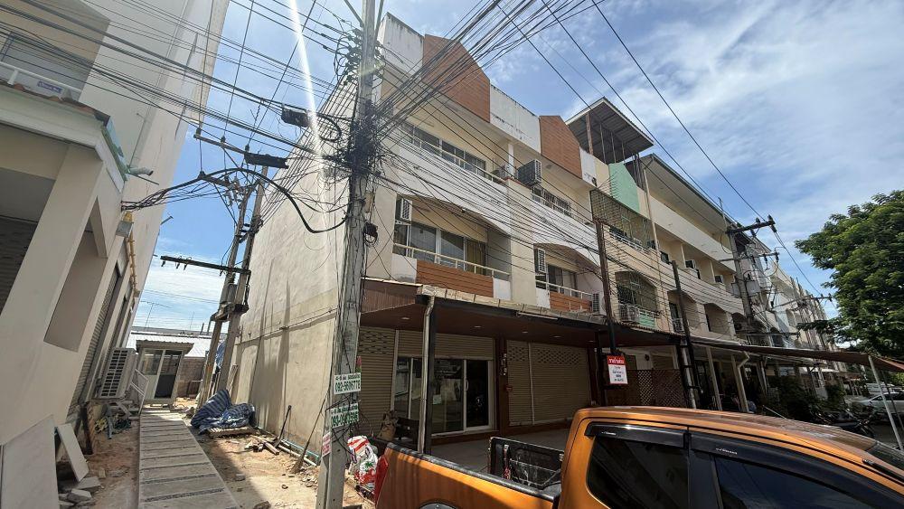 ขายอาคารพาณิชย์ 3 ชั้น 2 คูหาติด หลังมุม ทำเลดี เดินทางสะดวก อำเภอบางละมุง จังหวัดชลบุรี 2