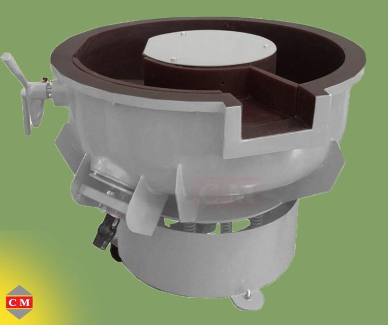 เครื่องขัดผิวโลหะแบบเขย่า (มีสะพานแยกชิ้นงาน) (Vibratory finishing machine with Separator)  
