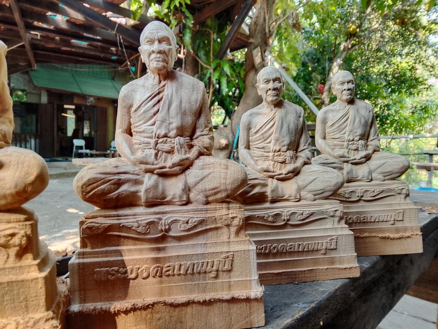 งานแกะสลักไม้ของที่ระลึก รูปที่ 2