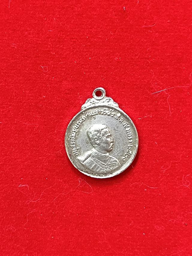 เหรียญพระบาทสมเด็จพระจุลจอมเกล้าเจ้าอยู่หัว (รัชกาลที่ 5) รุ่นสร้างอนุสรณ์พระบรมราชานุสาวรีย์ วัดโสธรวรารามวรวิหาร จังหวัดฉะเชิงเทรา