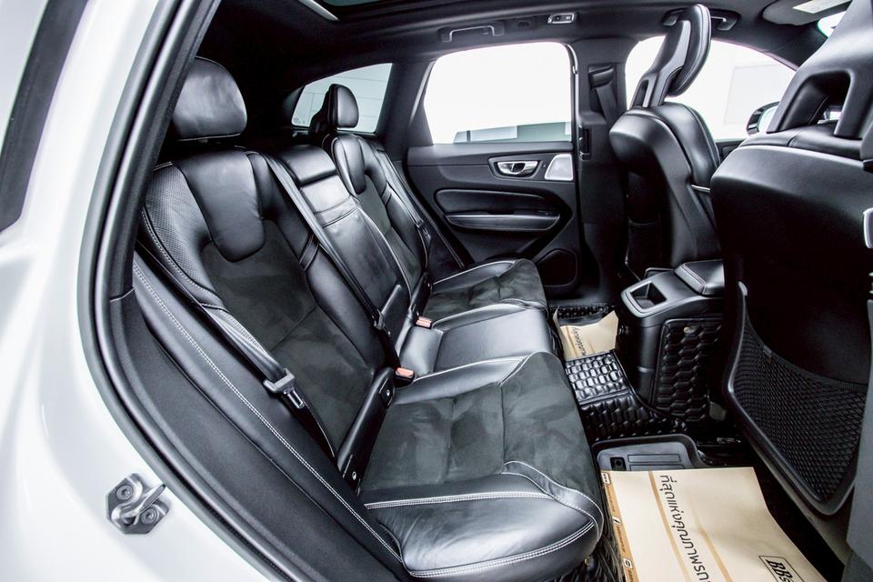 VOLVO XC60 2.0 RECHARGE T8 R-DESIGN   2018  10