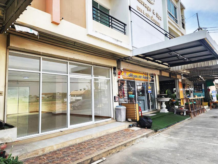 ให้เช่า อาคารพาณิชย์ 3 ชั้น ทำเลติดถนน ใกล้ตลาดลาดสวาย ลำลูกกา คลอง 4 ปทุมธานี หน้ากว้าง จอดรถสะดวก มีประตูกระจก พร้อมทำธุรกิจและพักอาศัย shophouse 2