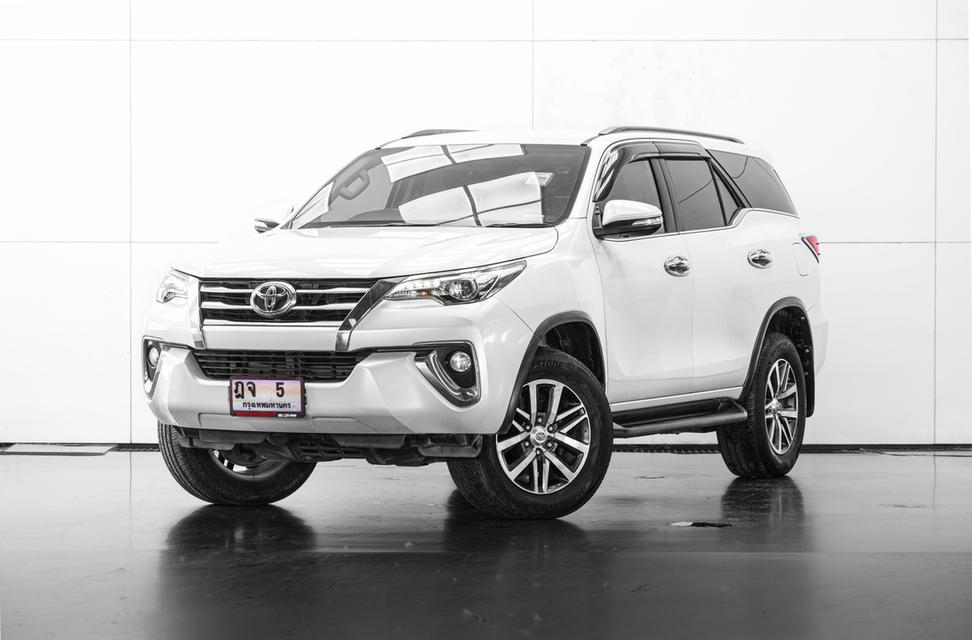 2015 TOYOTA FORTUNER 2.7 V 2WD SUV สีขาว เครื่องยนต์เบนซิน เลขไมล์ 102204 กม.