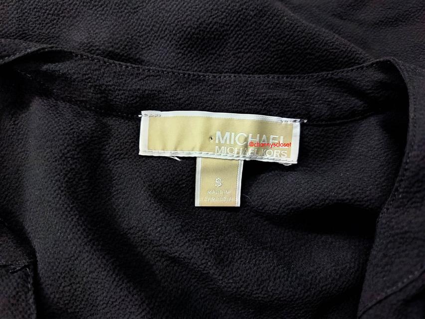USED Michael Kors - Black Zip Up Tie Top | เสื้อแขนยาวสีดำ สีทอง เสื้อผูกเอว คอวี ซิป โลโก้ ทำงาน สีพื้น แท้ มือสอง