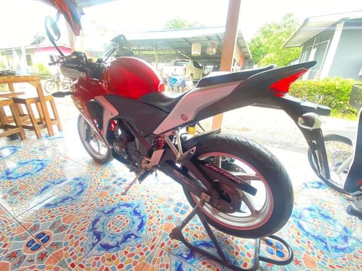 Honda CBR สีแดง เทา 12