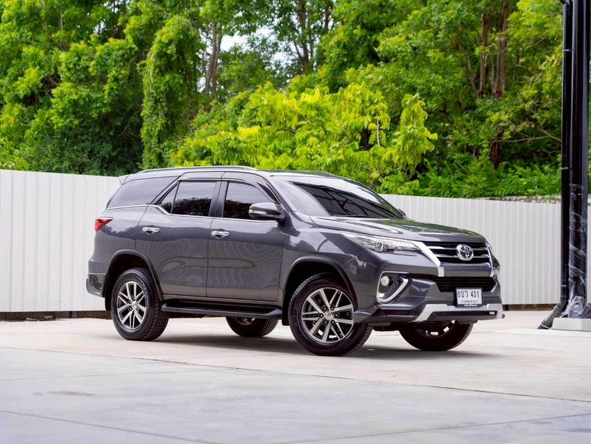 Toyota Fortuner 2.4V 2WD  ปี จด 2017 2