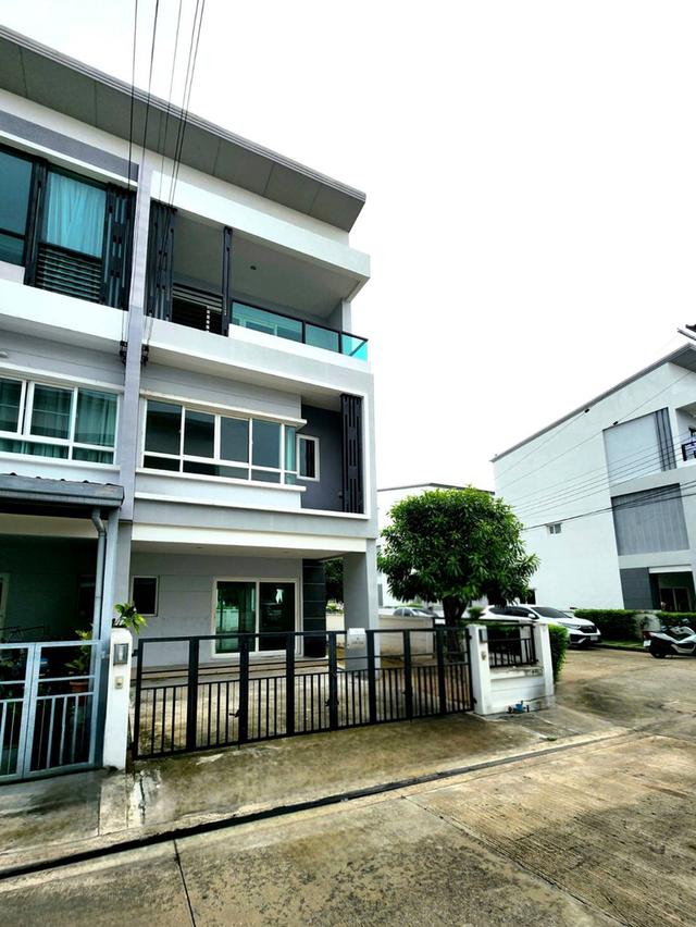 ทาวน์โฮมวัชรพล 3ชั้น หลังมุม หมู่บ้านเดอะริคโค้ ทาวน์ วัชรพล ถนนร่วมมิตรพัฒนา(ใกล้ห้าแยกวัชรพล) 3