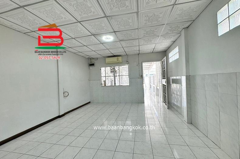 ทาวน์เฮาส์ หลังริม หมู่บ้าน เรือนจินตหรา เนื้อที่ 21 ตรว. ถนนวิภาวดีรังสิต แขวงตลาดบางเขน เขตดอนเมือง กรุงเทพฯ 3