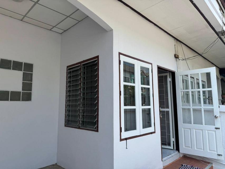 หมู่บ้านเพชรรัตน์ ซอยลำลูกกา 15 คูคต ปทุมธานี ขายทาวน์เฮ้าส์ 2 ชั้น 17.5 ตร.วา 2 ห้องนอน 2 ห้องน้ำ ใกล้โลตัส ลำลูกกา 3
